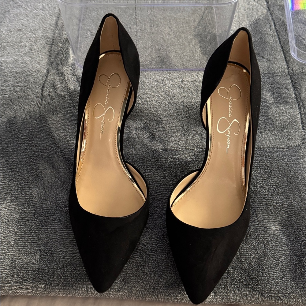 Jessica Simpson Classic Black Suede Heels

Gently used